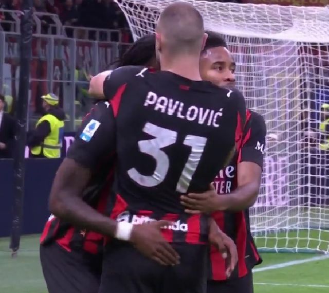 湖人队遭遇惨败，双向合同后卫成为众矢之的（湖人大比分告负，双向合同后卫被推上风口浪尖）