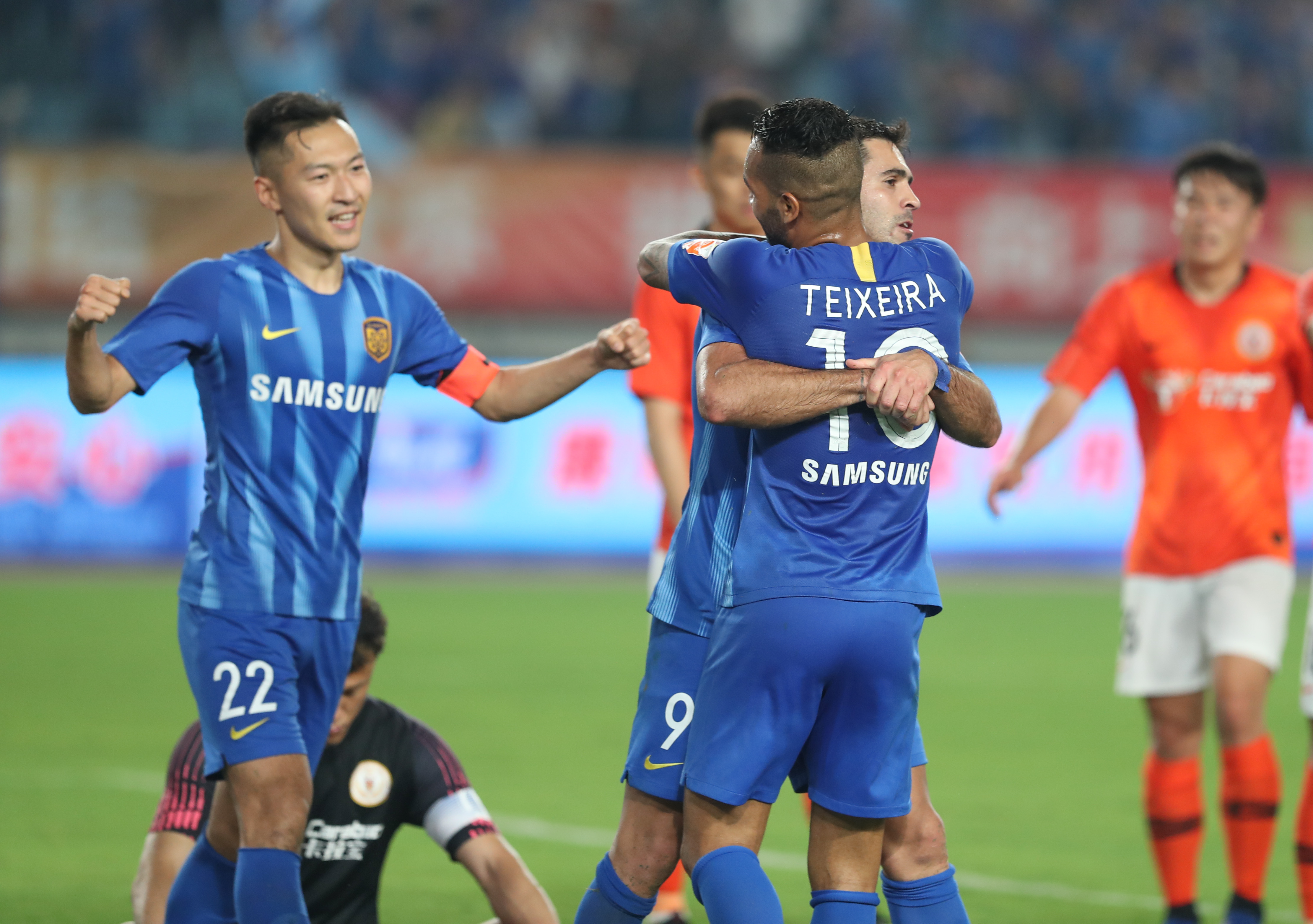 欧冠半场：蒂尔破门，阿尔瓦雷斯扳平，埃因霍温1-1马竞