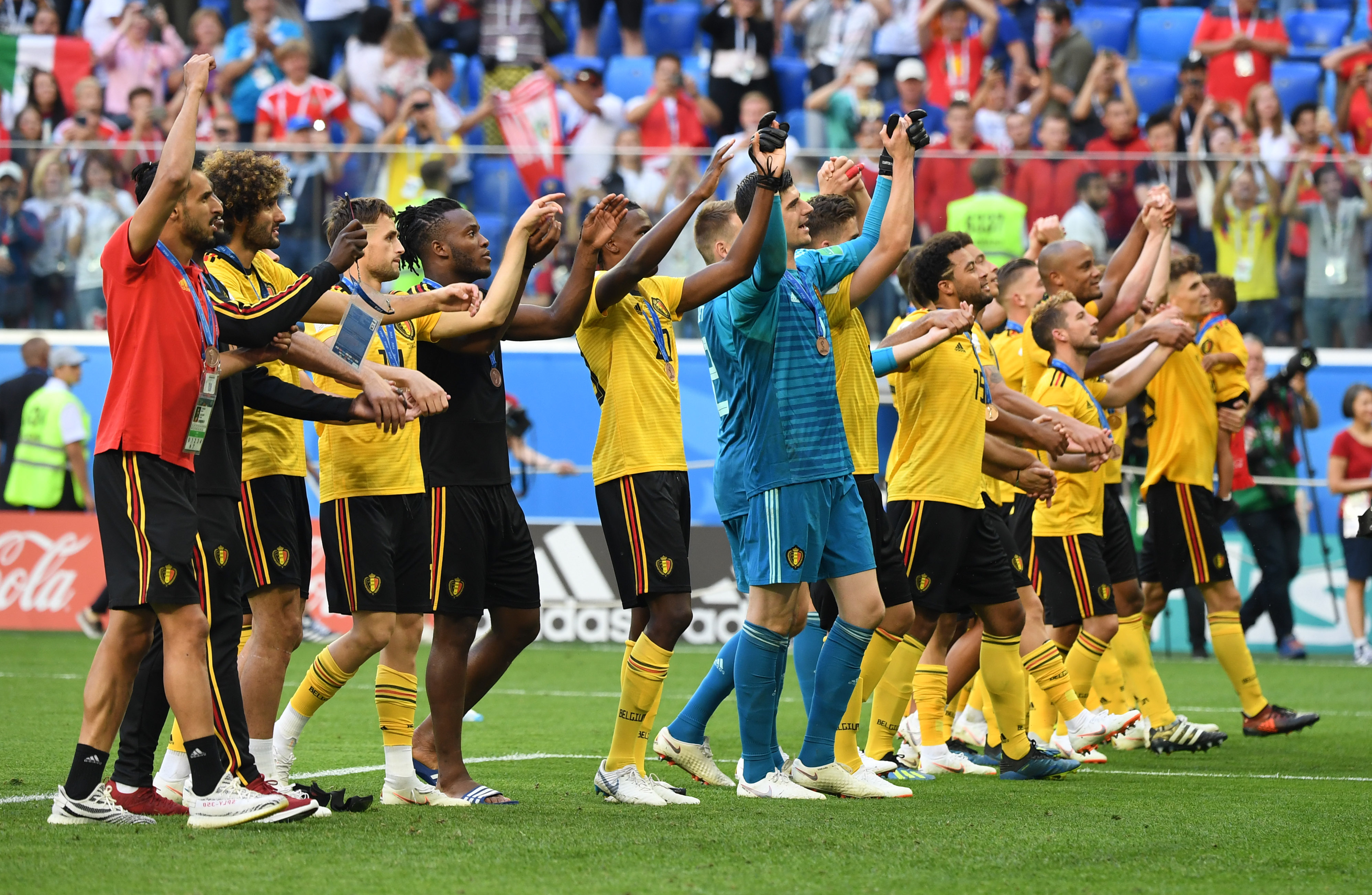 诺兰·莱恩在德州游骑兵队完成了生涯第 300 胜，全场观众起立鼓掌