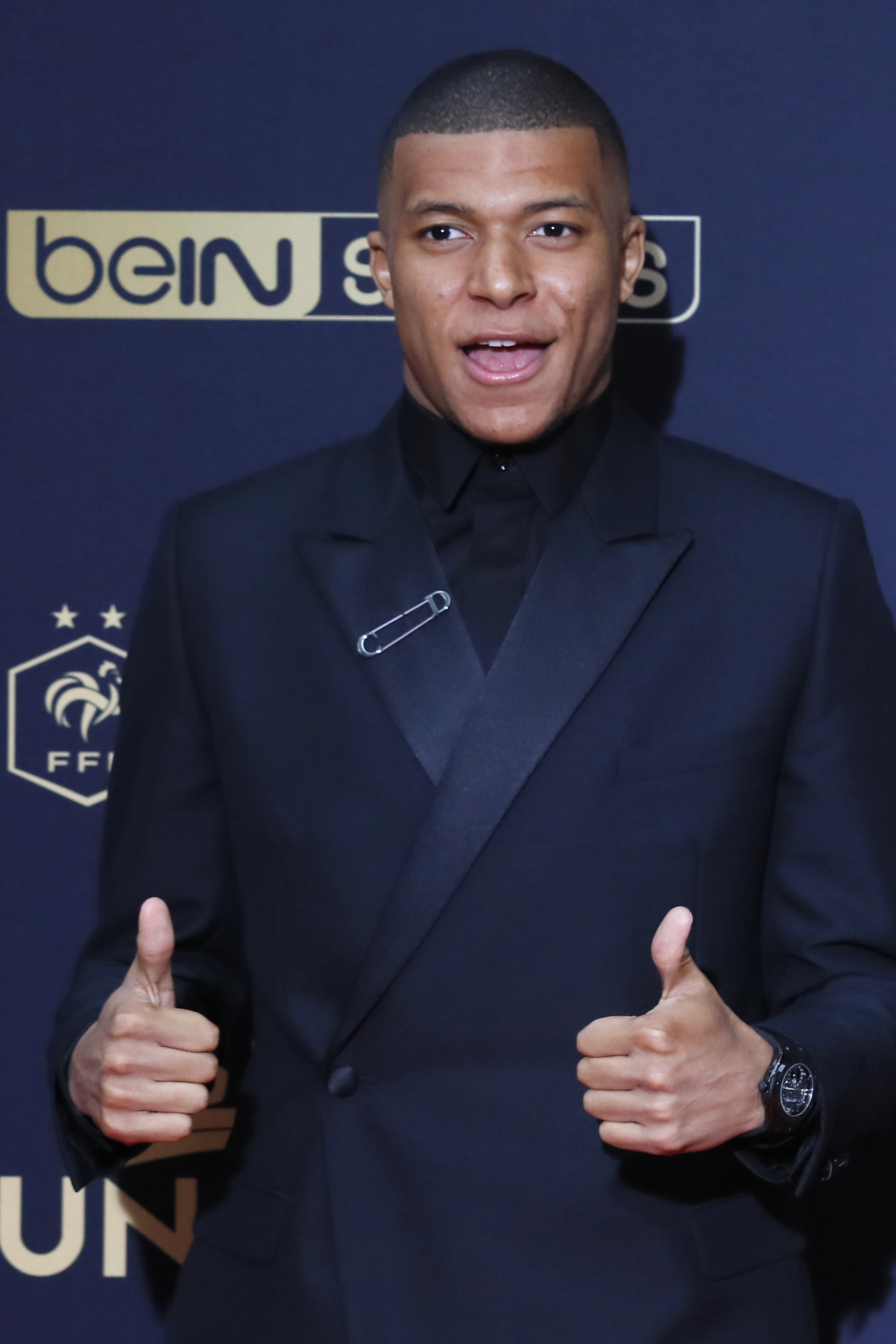 博雷戈：奎因如此年纪这么沉稳难得一见 我们都相信他的选择（博雷戈盛赞奎因：年轻却沉稳罕见，我们信任他的抉择）